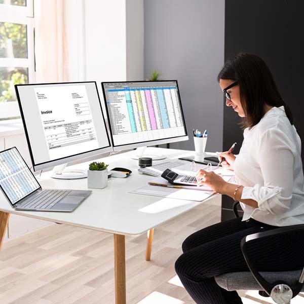 Accountant,Manager,Using,Financial,Manager,Invoice,On,Computer